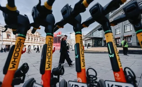 Ведомство разрабатывает модель аренды электросамокатов с подтверждением личности по биометрии и планирует опробовать её в пилоте на федеральной территории «Сириус»; повсеместного внедрения пока не предполагается.
