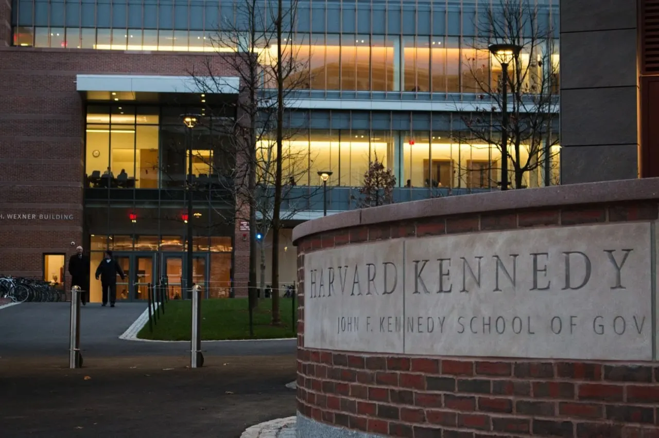 В реестр нежелательных организаций включили Davis Center for Russian and Eurasian Studies, Ukrainian Research Institute и Harvard Kennedy School. Также в список добавлен Центр независимых социальных исследований. За сотрудничество с такими организациями может наступить уголовная ответственность.