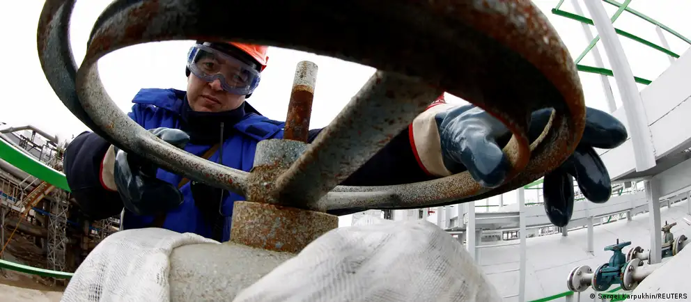 Утром беспилотники нанесли удары по уфимскому нефтеперерабатывающему кластеру: пострадали два крупных завода, горели установки первичной переработки. Власти сообщают об отражении налёта, возможны ограничения поставок топлива.