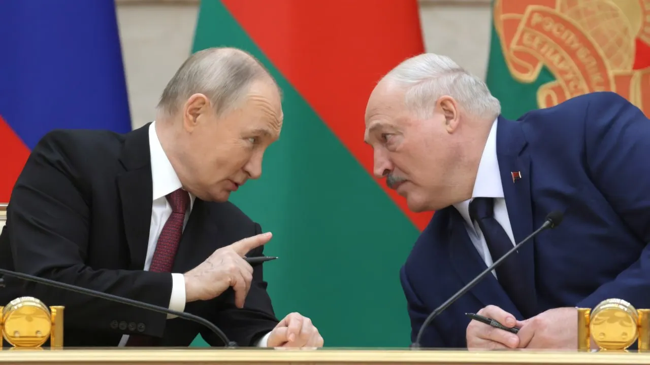 26 июня в президентской резиденции на Валдае состоялась секретная встреча Владимира Путина и Александра Лукашенко. Лидеры не дали публичных заявлений — встреча связана с обострением на белорусско-украинской границе.