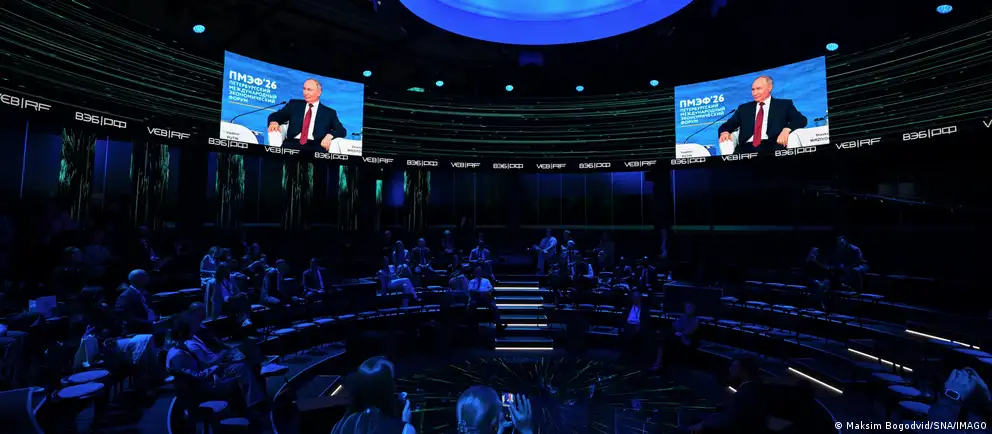 На ПМЭФ-2026 президент РФ отклонил инициативу встречи с украинским лидером и временного прекращения огня, а в обращении к военным призвал продолжать действия на фронте.