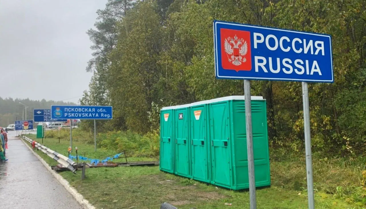 В 21-м пакете санкций предлагается полный визовый запрет для тех, кто служил в российских вооружённых силах или прокси‑группах с начала полномасштабного вторжения. Правозащитники указывают на неясные критерии формирования списков, а также на вопросы по отношению к срочникам и дезертирам.