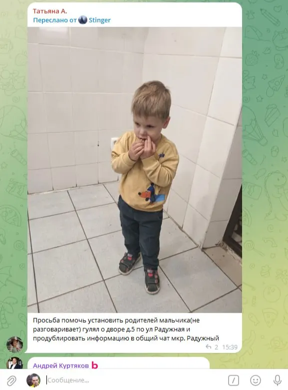 Мальчик без слов гулял у дома №5 на улице Радужная: сидел на скамейке под дождём, был босиком в сандалиях. Жители пытаются установить его родственников.
