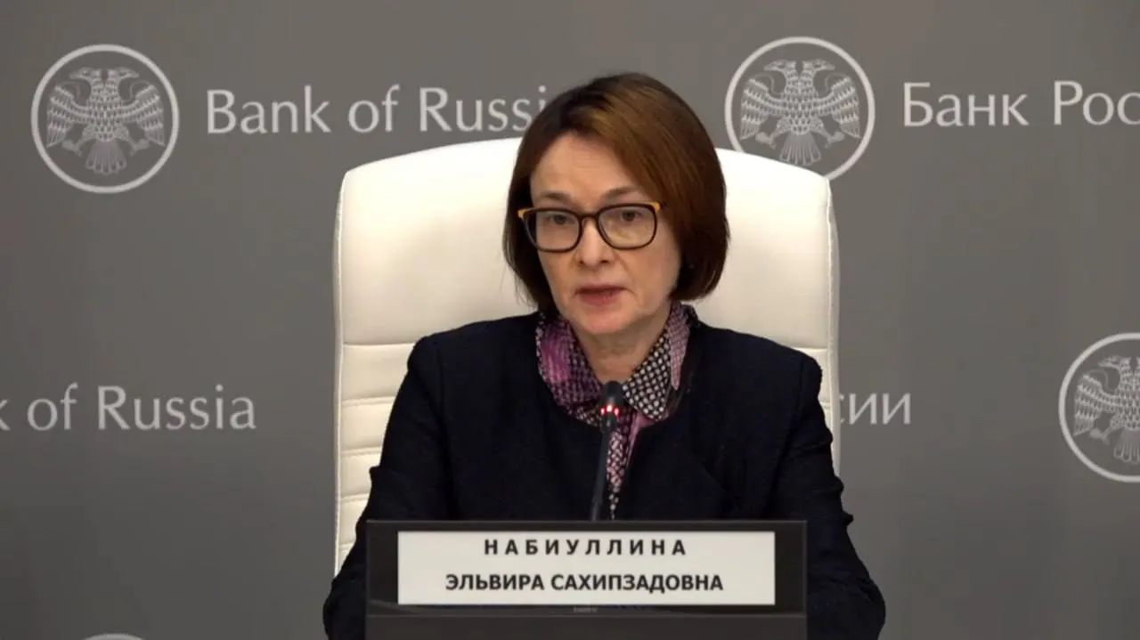 Глава Центробанка провела совместную с зампредом пресс‑конференцию, на которой регулятор заявил о снижении ключевой ставки до 14,25% годовых; Набиуллина сказала, что пропускала выступления из‑за простуды и потери голоса.