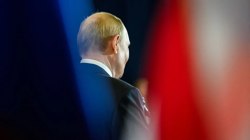 Крупный всероссийский социологический центр перестал публиковать «открытый» рейтинг доверия президенту: он заметно упал и расходится с показателями при «закрытых» вопросах. При этом рейтинг одобрения остаётся существенно выше, а одобрение правительства растёт.