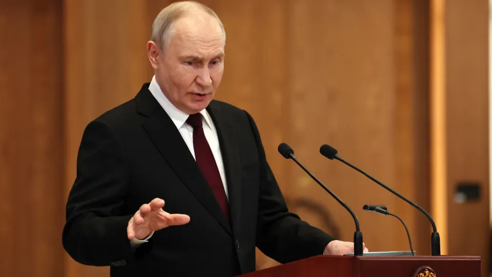 Президент РФ предупредил, что Россия ответит на пуски беспилотников по её объектам с европейской территории, обвинил Запад в попытках «раскачать» общество и отметил отсутствие условий для переговоров с Украиной.