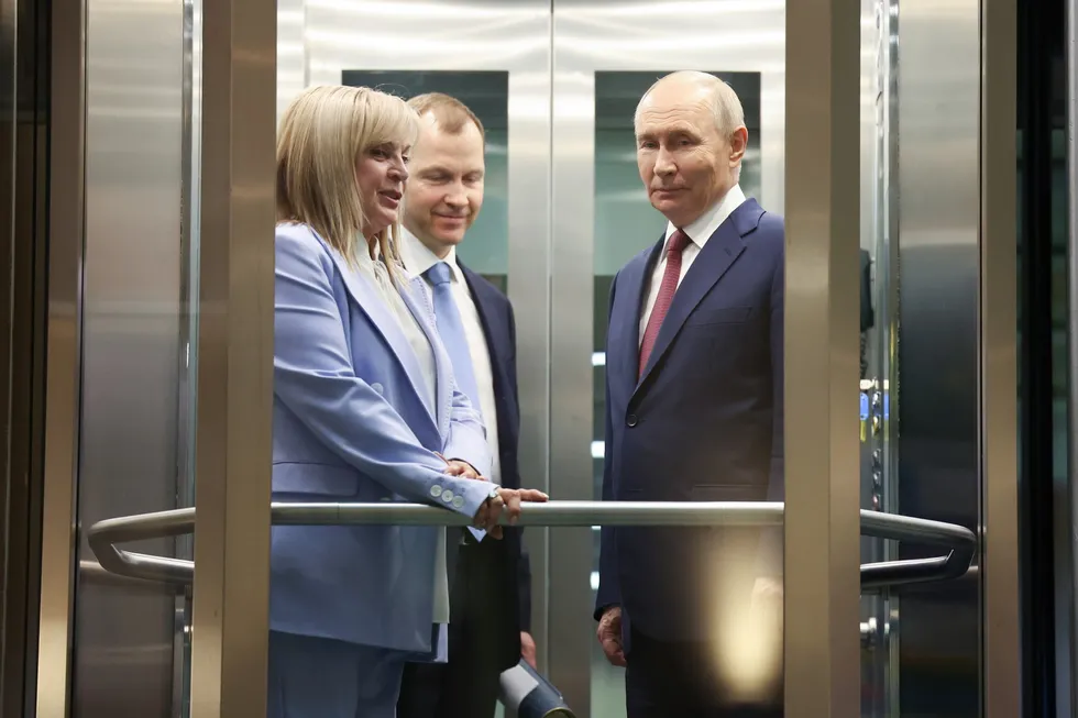 Руководители силовых ведомств предлагают отложить или отменить сентябрьские выборы в Госдуму из‑за ухудшения экономической ситуации и падения рейтингов, тогда как политический блок и часть администрации президента выступают за их проведение.