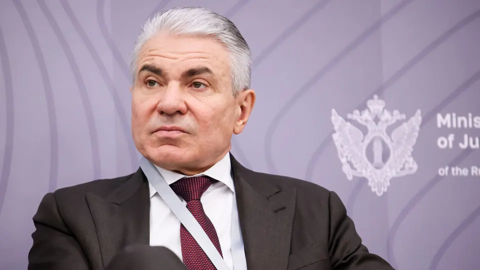 Заместитель министра юстиции заявил о необходимости обязать разработчиков нейросетей устанавливать «фильтры национальной безопасности», определить ответственность владельцев и ввести санкции за нарушения. Правительство параллельно разворачивает законодательные инициативы по суверенному ИИ, которые встретили критику крупного бизнеса.