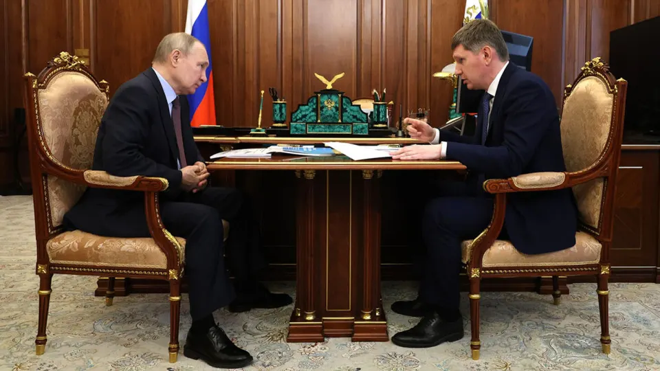 Президент потребовал ускорить рост инвестиций, но чиновники и эксперты отмечают ряд структурных препятствий: бюджетную экономию, высокие ставки, низкий аппетит бизнеса и риски, связанные с изъятием активов и завершением крупных проектов.