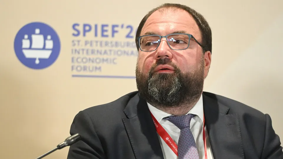 Минцифры заявило о планах внедрить обязательную возрастную идентификацию в интернет‑платформах. Обсуждаются варианты через «Госуслуги», биометрию и проверку по паспортам — эксперты предупреждают о рисках утечек данных и дополнительных расходах для сервисов.
