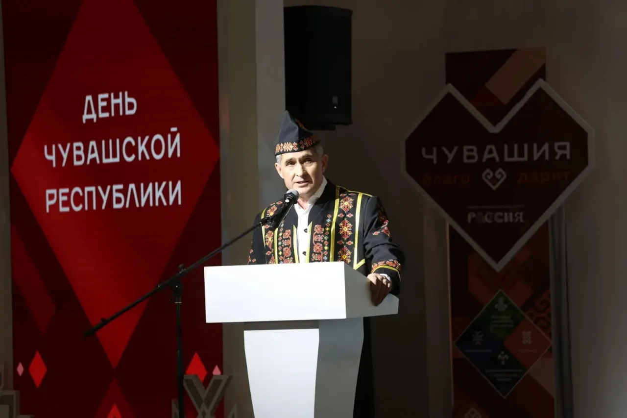 Вечером в Чебоксарах были отменены торжества в честь Дня Республики: людей вывели с площадок и закрыли доступ к сцене после сообщения о возможном теракте и ложном минировании торгового центра.