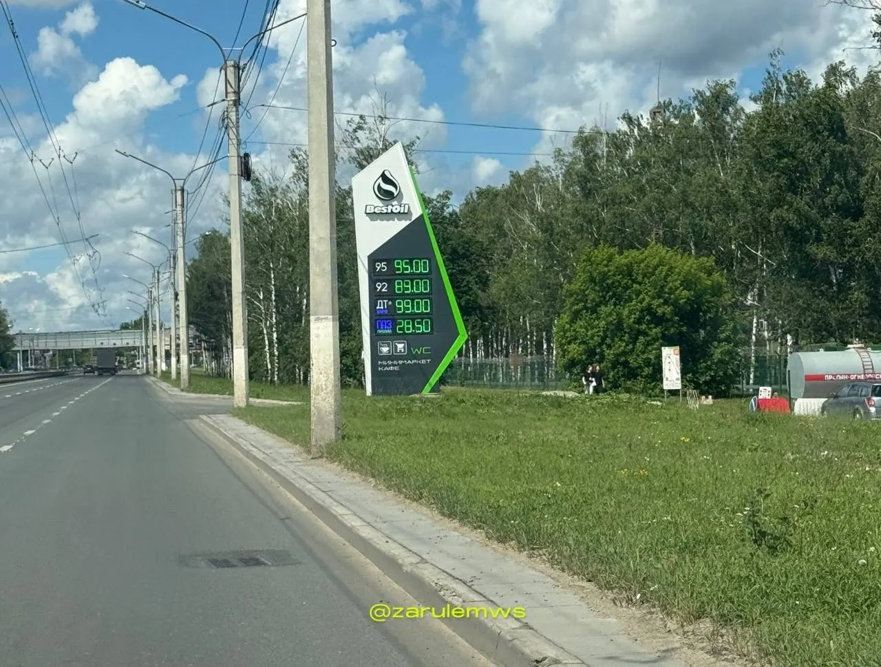 В республике на отдельных частных автозаправках из‑за ограниченных поставок литр дизельного топлива достиг 99 рублей; бензин некоторых марок также заметно подорожал. Крупные сети пока держат цены, но ощущается дефицит нужных марок.
