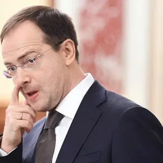 Помощник президента предложил закрепить для бюджетников обязательство отрабатывать после вуза, предлагая вернуться к распределению выпускников и трудовым контрактам с работодателями.