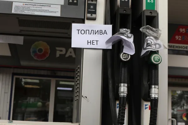 Глава государства потребовал увеличить выпуск топлива и задействовать дополнительные мощности; несмотря на поступление накопленных объёмов, дефицит бензина сохраняется, а запасы чуть ниже уровня прошлого года.