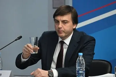 Министерство утвердило список для внеклассного чтения на лето, в который вошли современные и патриотические произведения о защитниках страны.