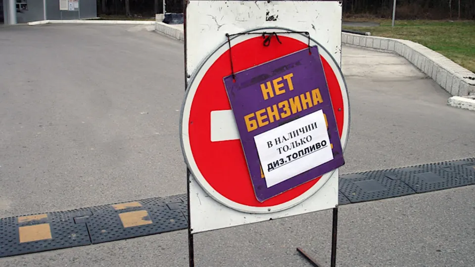 С ночи 3 июня в Севастополе топливо всех марок отпускают только для оперативных служб; дефицит охватил Крым и ряд регионов РФ после повреждений нефтеперерабатывающей инфраструктуры и логистики.