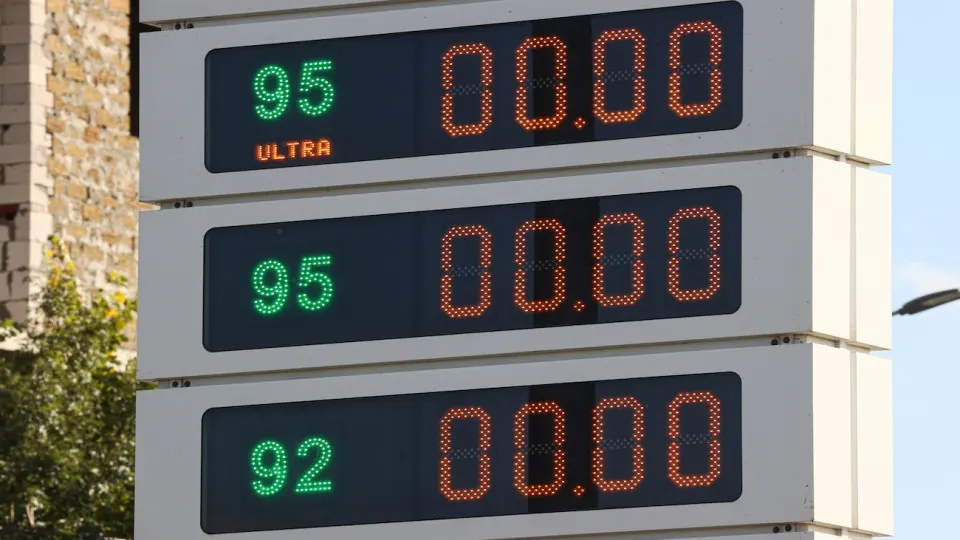 Розничные цены на бензин в стране резко выросли: за неделю — около 3%, дефицит топлива фиксируется более чем в 60 регионах. Сокращение производства после повреждений НПЗ и перебои в поставках усиливают инфляционное давление.