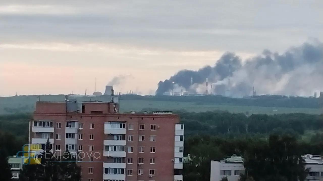 В результате атак беспилотников в Татарстане и Самарской области начались пожары на крупных нефтехимических и нефтеперерабатывающих заводах. Есть раненые, в ряде городов отменены массовые мероприятия; Минэнерго связывает нарушения поставок бензина с волной атак на топливную инфраструктуру.