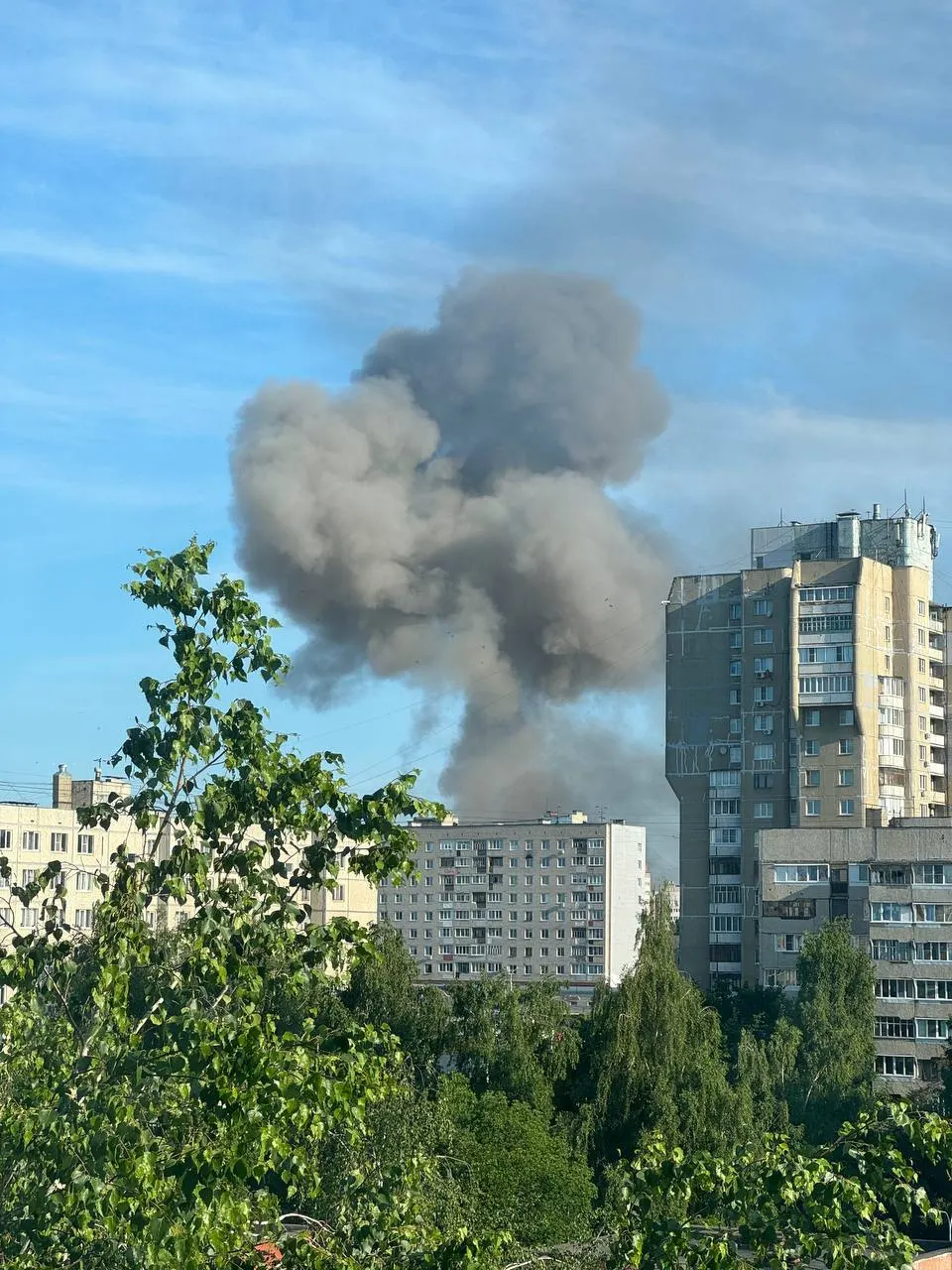 Чебоксарцы публикуют кадры с места — на фото и видео видны последствия удара по исследовательскому институту «ВНИИР». Подробности и информация о пострадавших уточняются.