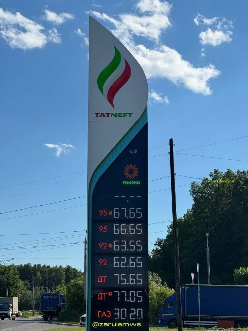 В республике на заправках сети «Татнефть» ввели лимит выдачи топлива — максимум 20 литров на машину. Официальных объявлений нет, онлайн‑оплата в приложении отключена.