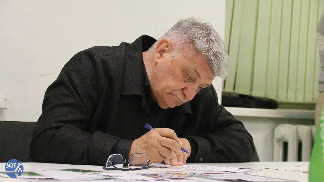 Президент направил телеграмму с поздравлениями и похвалил вклад Сокурова в кинематограф. При этом режиссёр в последние годы фактически находится под ограничениями: его фильмы не получают прокатных удостоверений, а в январе 2026 года он был исключён из профильного совета.