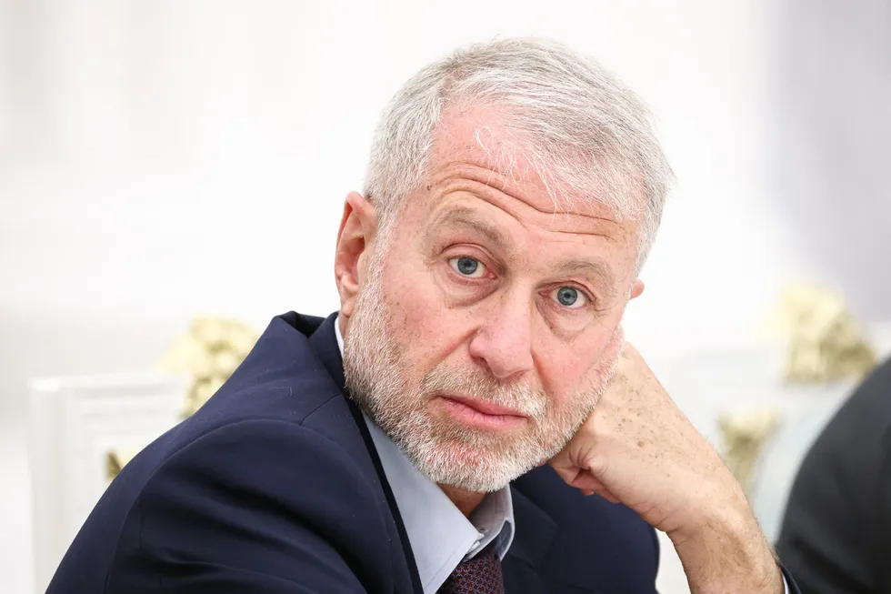 По данным нескольких источников, в мае российский бизнесмен Роман Абрамович посетил Киев, встретился с Владимиром Зеленским и передал предложение о личной встрече с президентом России.