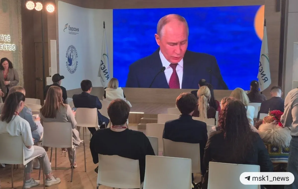 На пленарной сессии ПМЭФ президент озвучил ключевые тезисы об изменении глобальной экономики, доле BRICS в росте ВВП и увеличении использования рубля в экспортных расчётах.