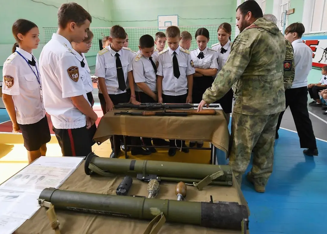 Российское военно-историческое общество инициировало привлечение учащихся к записи рассказов военных и волонтёров для школьных музеев и создания цифрового архива; по словам общества, идею поддержало Минобрнауки.