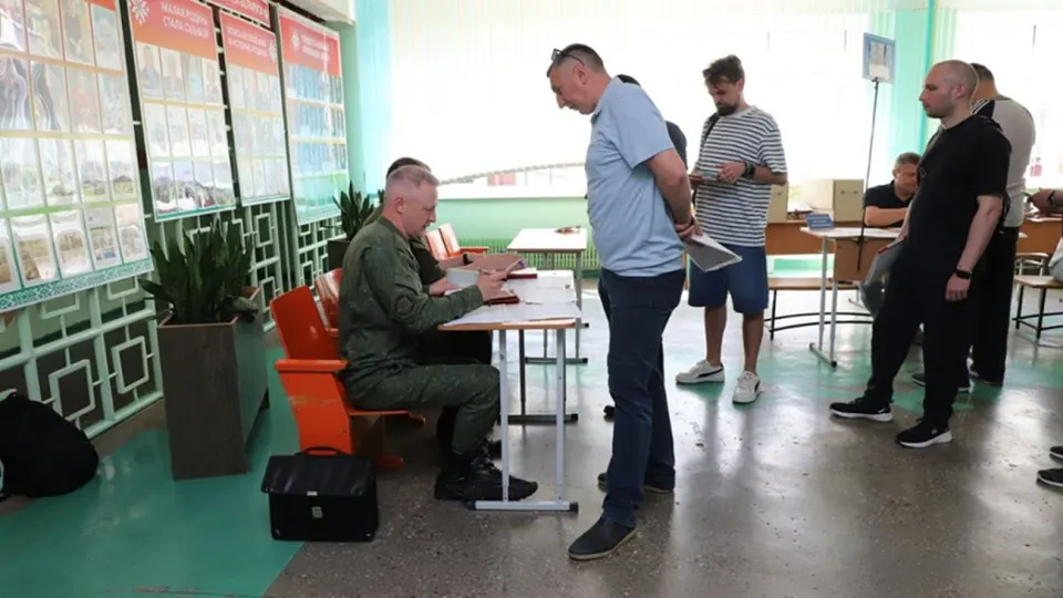 В Гродненской области с 17 по 26 июня проходят мобилизационные учения с участием военкоматов. Запасников будут вызывать в пункты сбора для сверки данных и контрольной явки — мероприятие проходит на фоне политического давления и обсуждений участия Беларуси в эскалации конфликта.