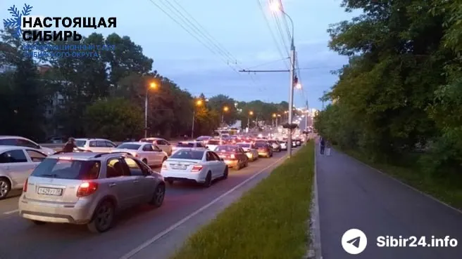В регионах Сибири назревает топливный кризис: в Иркутске очереди на АЗС достигают 3–4 км, водители ждут по 8–9 часов, ряд сетей ограничил розничные продажи и перешёл на обслуживание по контрактам.