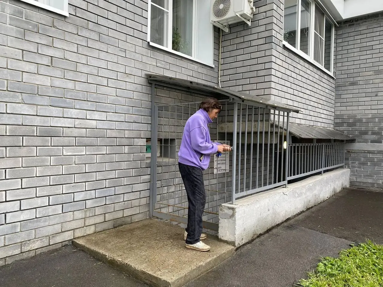 В Новочебоксарске оборудовали укрытие площадью 745 м² в подвальном помещении дома на улице Воинов‑Интернационалистов. Ключи хранятся у назначенных ответственных, их контакты указаны на табличках, поэтому при тревоге людям сначала придётся искать человека с ключами. В подъездах вывешены инструкции по действиям при угрозе БПЛА, ракетной и химической опасности.