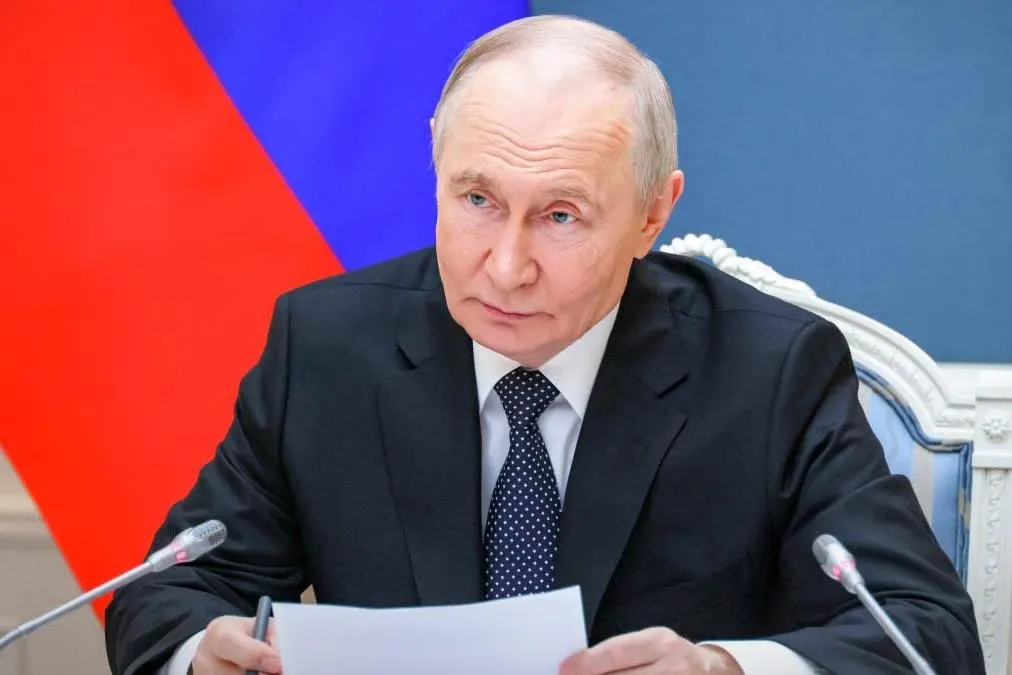 Указ, опубликованный 1 июня 2026 года, разрешает приостанавливать выплаты по вкладам иностранцев из стран, признанных «недружественными», расширяя прежний механизм, действовавший для кредитов и ценных бумаг.