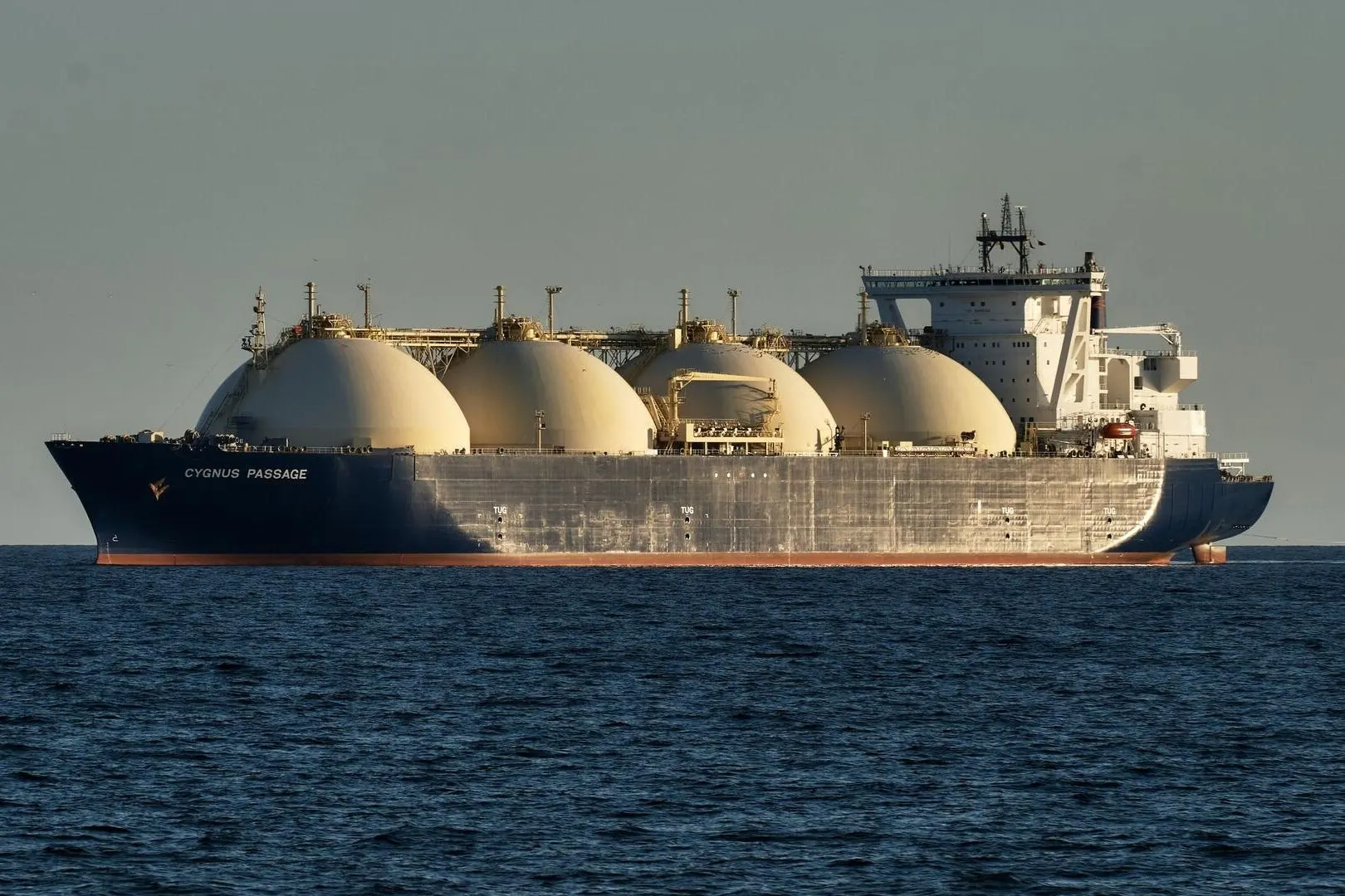 После утверждения поэтапного запрета на импорт российского газа европейским покупателям будет запрещено перенаправлять купленный СПГ на рынки за пределами ЕС — это ставит под вопрос выполнение долгосрочных контрактов и может привести к форс‑мажору.