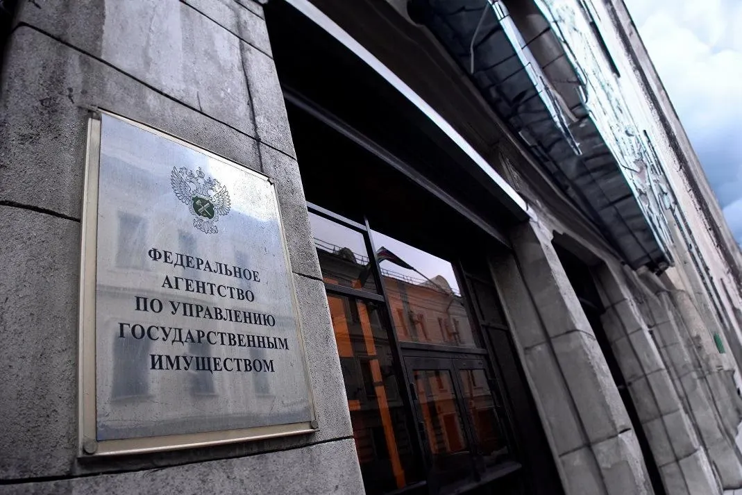 Депутаты отменили ценовой порог и обязательную полугодовую паузу между торгами. Это позволит быстрее реализовать любые квартиры, изъятые по решениям судов.