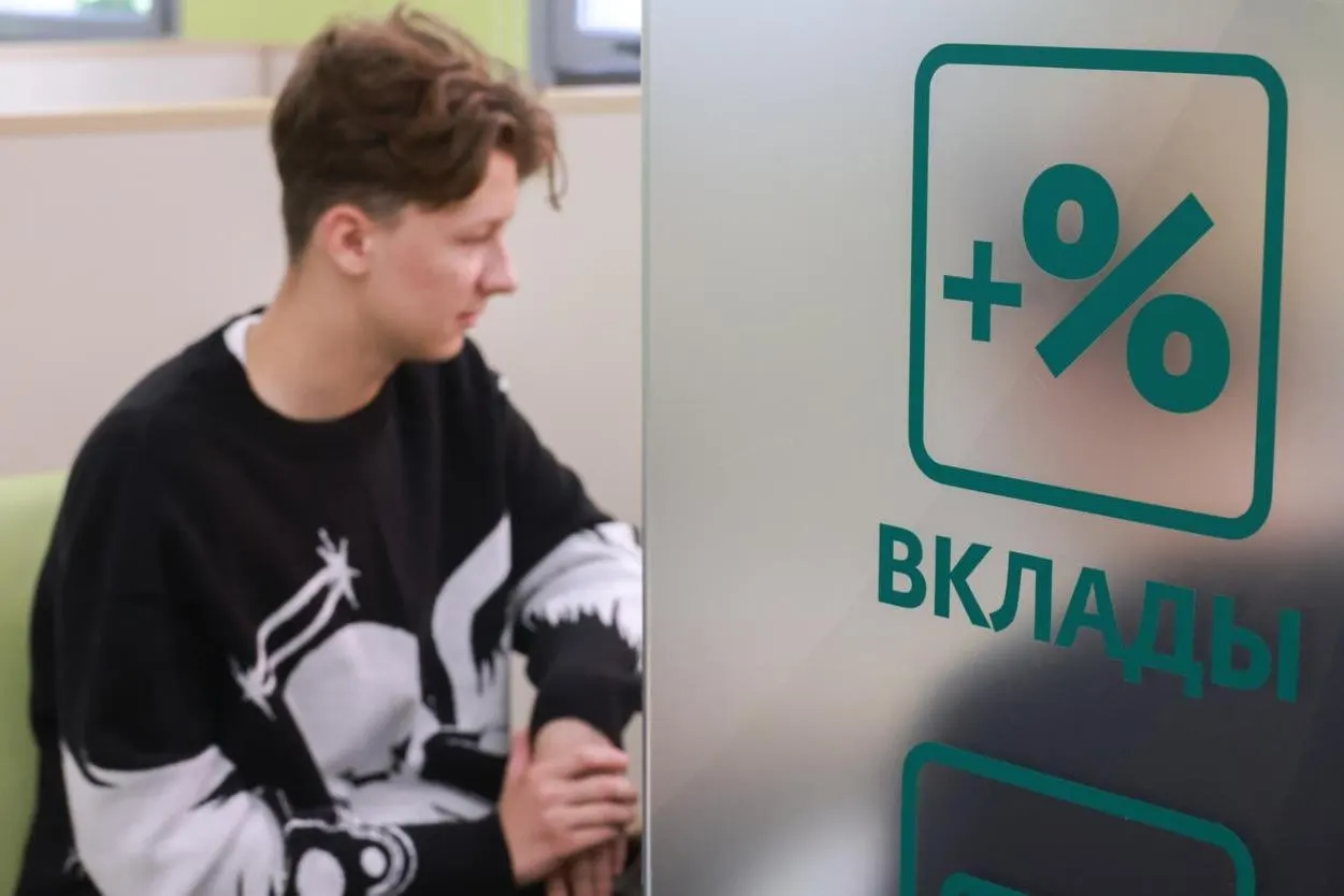 С начала июня некоторые иностранные вкладчики в российских банках столкнулись с ограничениями на распоряжение средствами после расширения действия санкционных положений; банки действуют по-разному, а ЦБ может дать разъяснения.