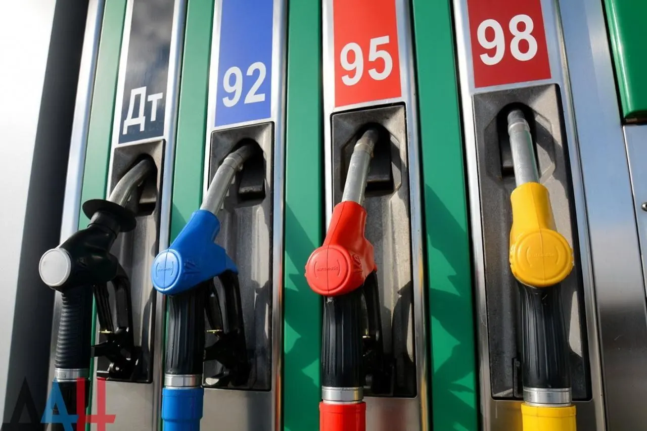 С 1 июля на три месяца уменьшили долю бензина, которую нефтеперерабатывающие компании обязаны продавать через биржу, с 15% до 10%. Норматив для дизеля оставили на уровне 16%.