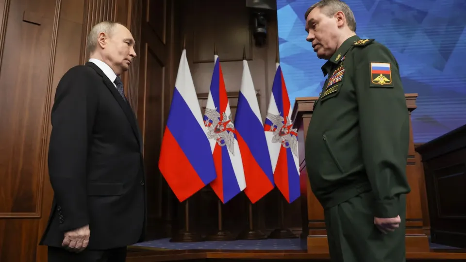 В мае российские войска существенно нарастили число штурмов — до рекордных примерно 7 тысяч — при этом продолжались территориальные потери. Эксперты связывают ситуацию с ударами БПЛА, контратаками и ограничениями связи на фронте.