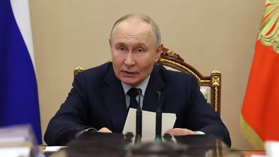 Президент признал «инвестиционную сдержанность», заявил, что ситуация под контролем. Инвестиции упали на 14,3% в первом квартале; компании сокращают вложения из‑за высоких ставок, снижения прибыли и внешних ограничений, а бюджетные возможности для стимулирования ограничены.