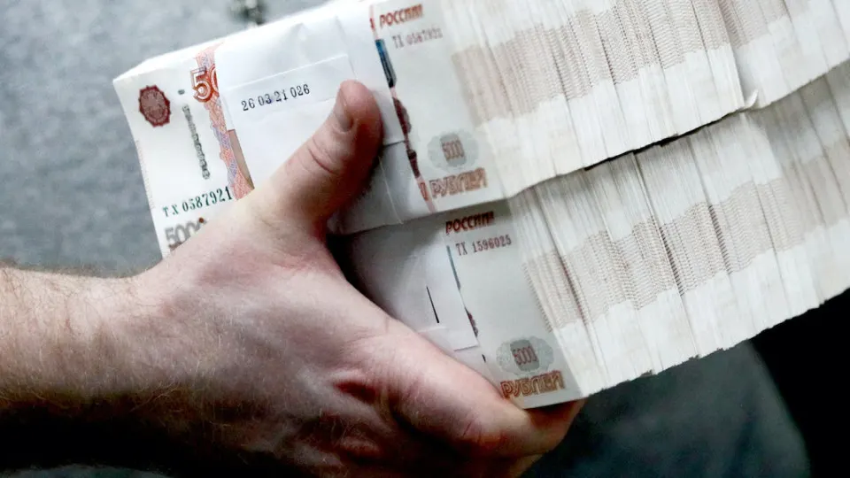 Банки отмечают рекордный объём бумажных купюр в обращении — около 20 трлн рублей — и сильный отток средств в «кэш». Центробанк ужесточил контроль за снятием и внесением наличных.