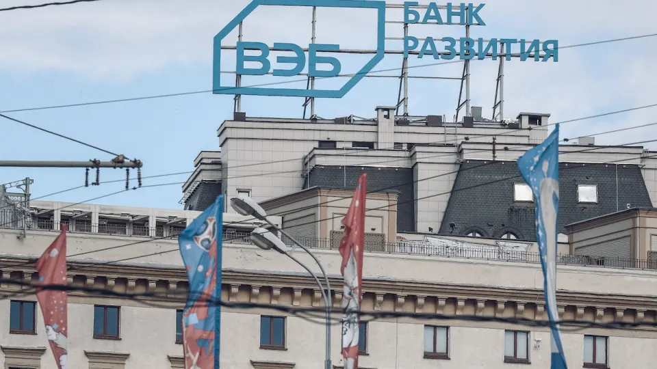 Госкорпорация развития планирует привести бюджет и численность персонала к параметрам 2027 года: в следующем году банк сократит расходы и уволит 15% сотрудников на фоне «кредитного охлаждения» и правительственных директив.
