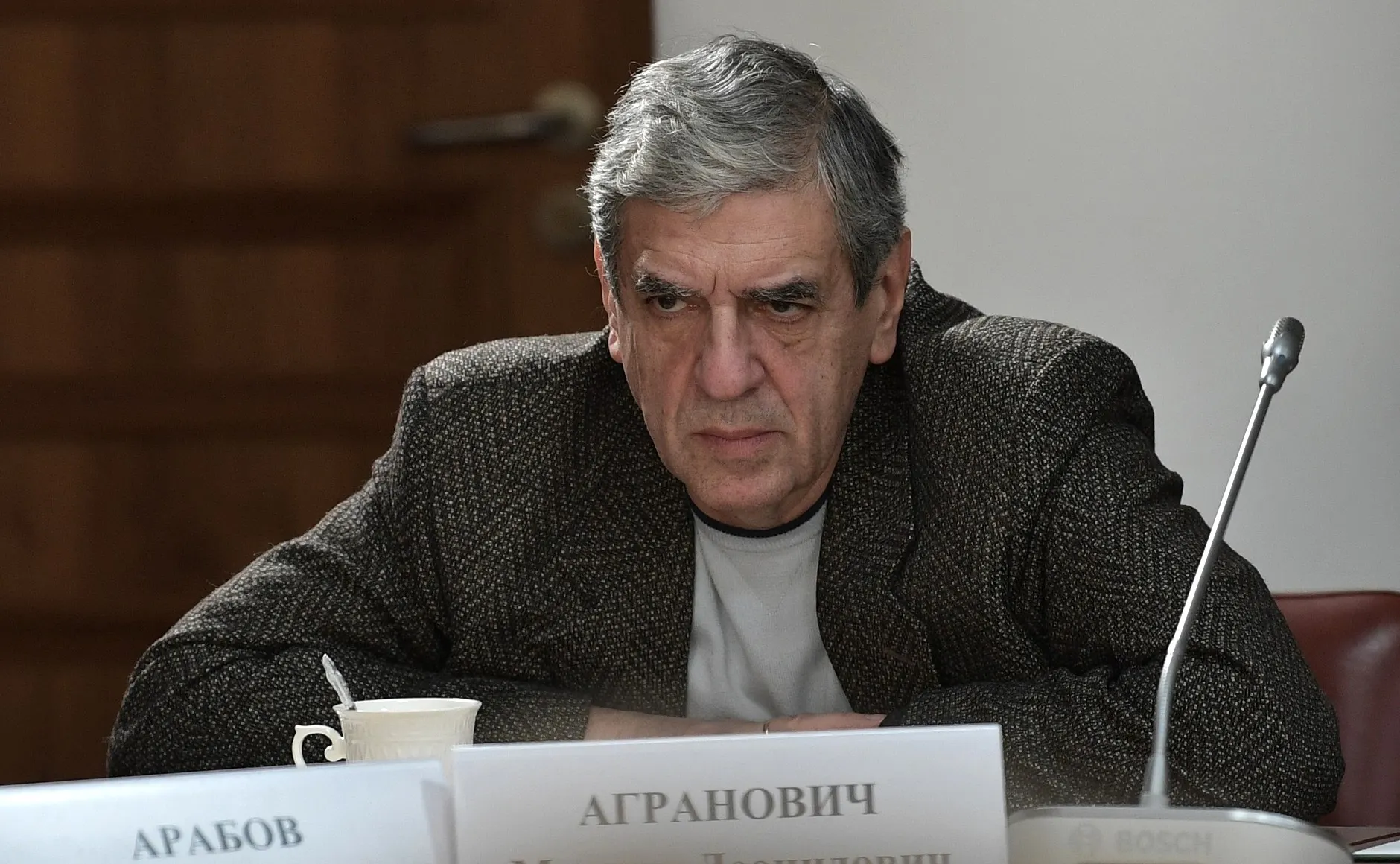 Операторский факультет ВГИКа предложил абитуриентам бесплатное обучение с 2027 года при условии годичного контракта с Минобороны в войсках беспилотных систем. Обещают общежитие, статус ветерана и льготы, но гарантии увольнения после контракта ставят под сомнение.