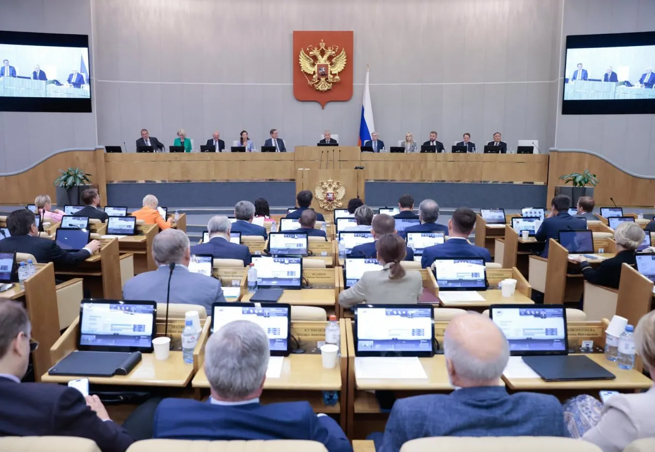 Анализ данных о законотворчестве показывает: 84% правительственных и 99% президентских законопроектов получают одобрение, тогда как «проходимость» депутатских инициатив составляет около 25%. Эксперты отмечают доминирование исполнительной власти в экономическом и бюджетном законодательстве и советуют следить прежде всего за повесткой кабинета министров.