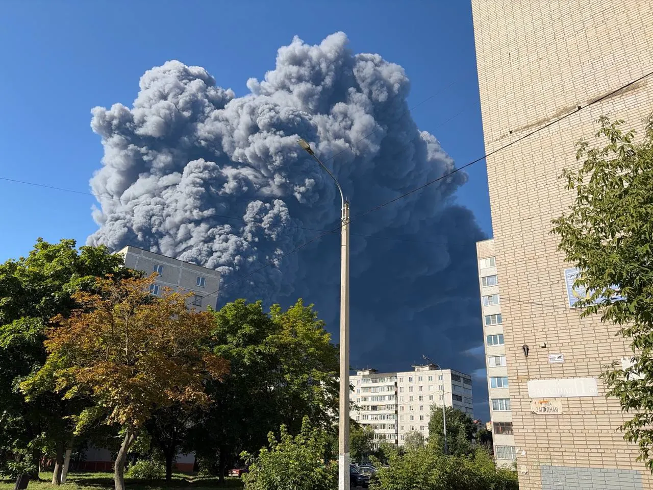 Ночью в Тамбовской области и Подмосковье поражены склады логистики. В Котовске погибли семь человек, десятки получили ранения; среди пострадавших — жители Чебоксар.