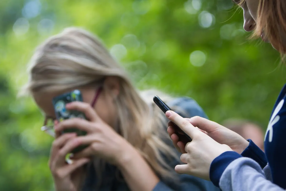 Родителям предложат присваивать детским SIM‑картам специальный статус: блокировка контента 18+, ограничение международных звонков и спама. Операторы при этом обязаны бесплатно подключать родительский контроль.