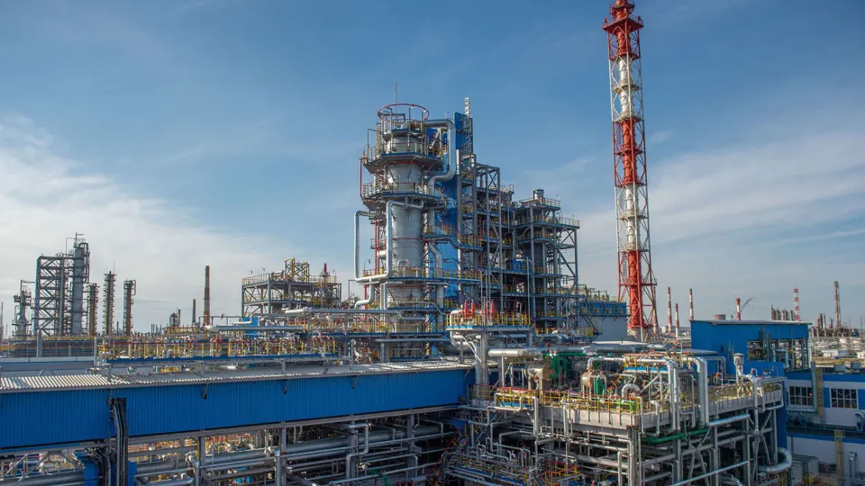 Крупный нефтехимический завод полностью остановил переработку с 14 июля: повреждены обе установки первичной переработки. Восстановление может занять от нескольких недель до месяцев; это уже пятый крупный НПЗ, приостановивший выпуск в июле.
