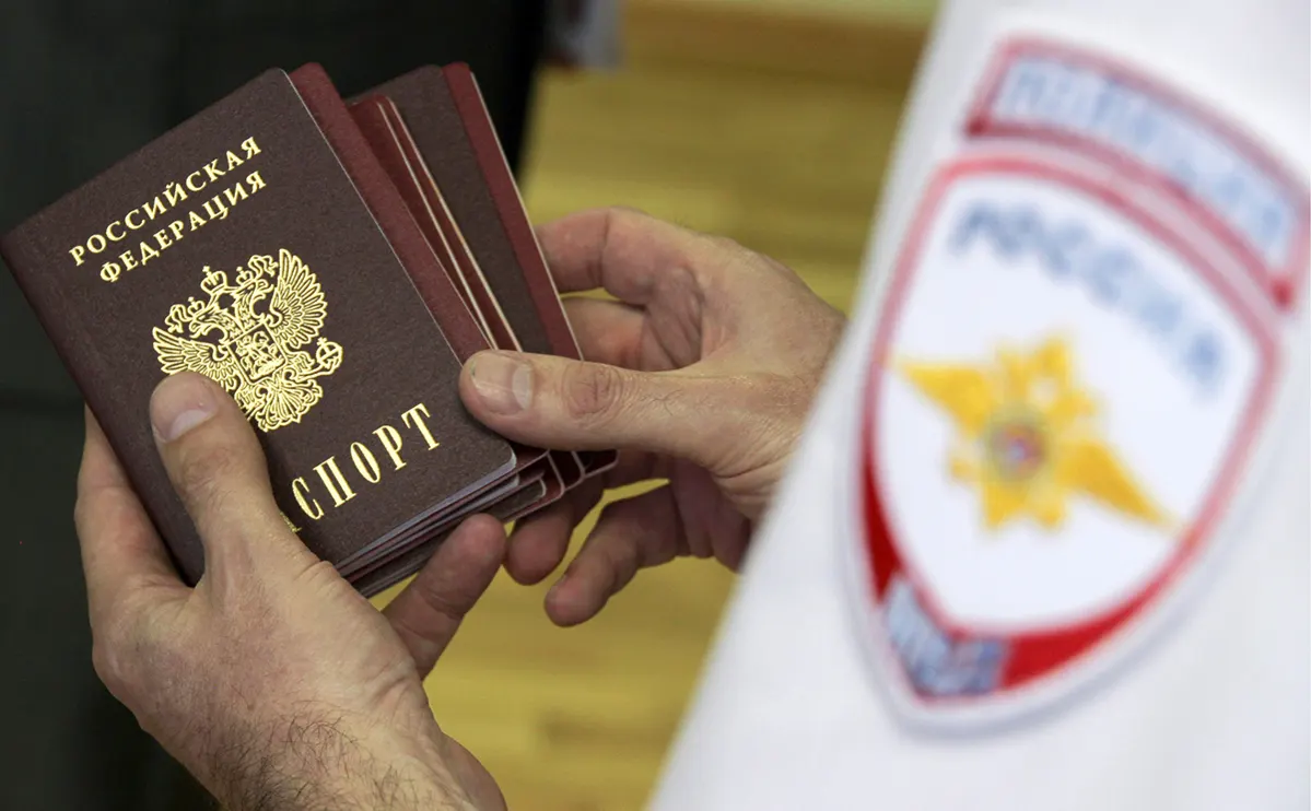 Собеседники в дипломатических кругах и источник, близкий к администрации, сообщили о подготовке инициативы: поездки в недружественные страны могут разрешать лишь группам не менее 10 человек по утверждённым маршрутам и при сопровождении, а также ввести выездную визу.