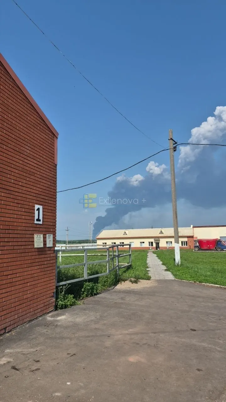 Ночные удары БПЛА вызвали пожары и разрушения в нескольких регионах России: в Воронежской области погиб ребёнок, есть повреждённые склады, нефтеперерабатывающие и трубопроводные объекты.