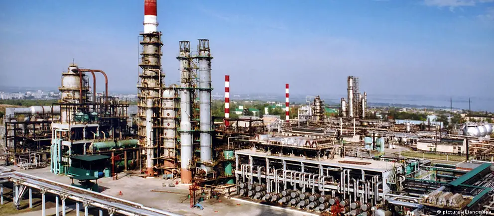 За ночь зафиксированы удары по нефтеперерабатывающему заводу в Самарской области, повреждения танкеров и паромов в Азовском море, массовые отключения электроэнергии в Крыму. Власти сообщают о погибших, пострадавших и масштабной активности беспилотников.