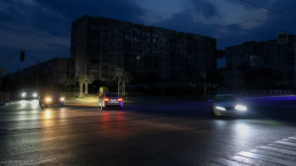По всей стране, включая Крым, из‑за дефицита топлива и роста цен сокращают маршруты общественного транспорта и повышают стоимость проезда; аналитики фиксируют значительное падение переработки нефти.