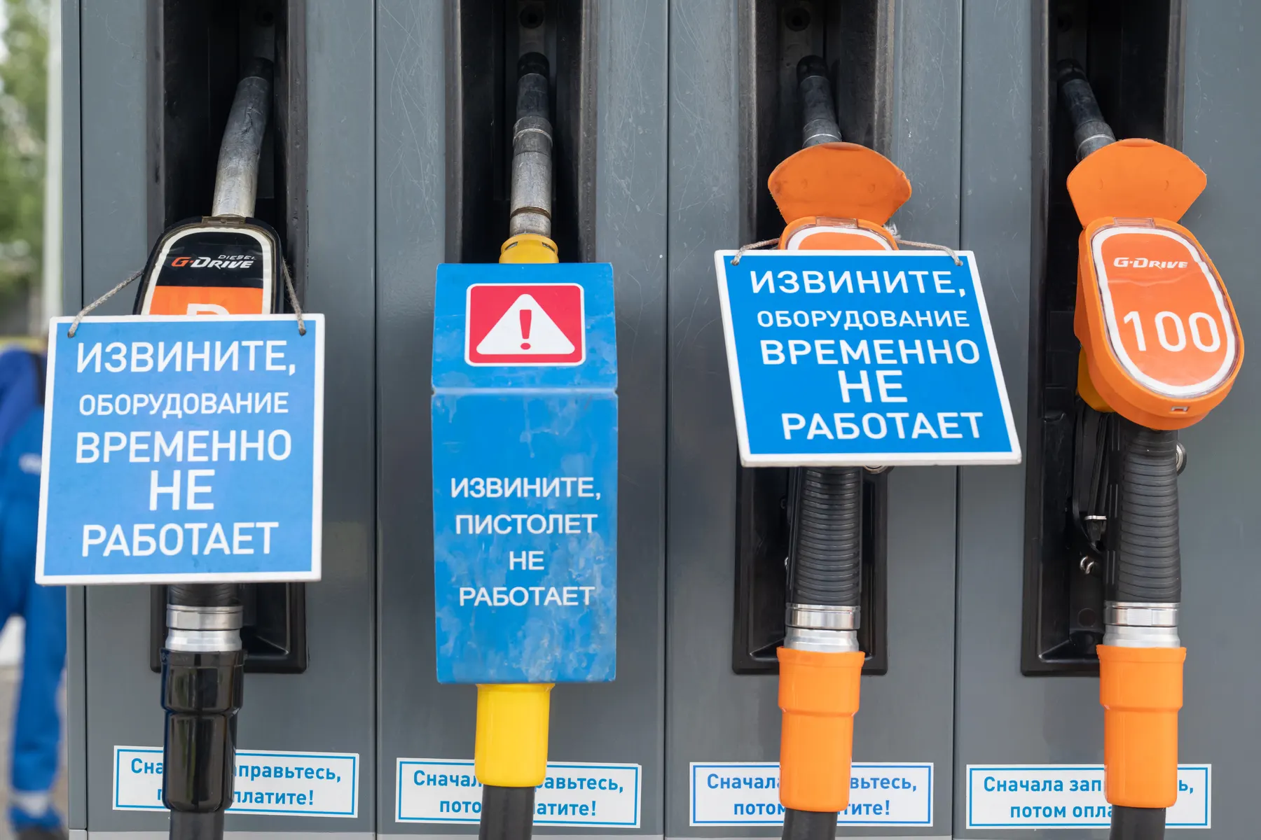 Антимонопольное ведомство проводит проверки в нескольких регионах и обнаружило признаки картельных соглашений на оптовом рынке нефтепродуктов на фоне продолжающегося дефицита топлива.